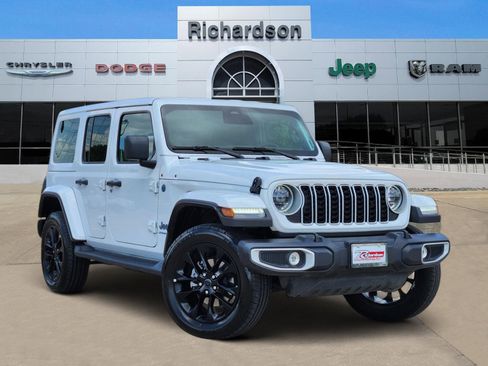 Used 2025 Jeep Wrangler Sahara image 1