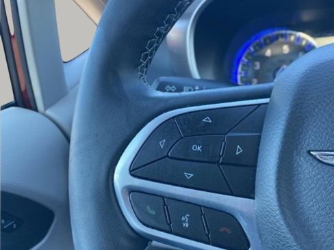 Used 2023 Chrysler Pacifica Touring-L image 18