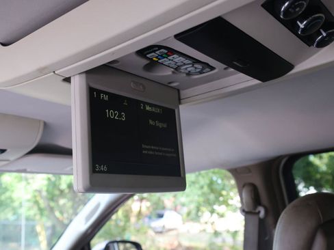 Used 2014 Chrysler Town & Country Touring FWD image 35