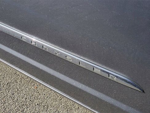 Used 2016 Chrysler Town & Country Touring image 5