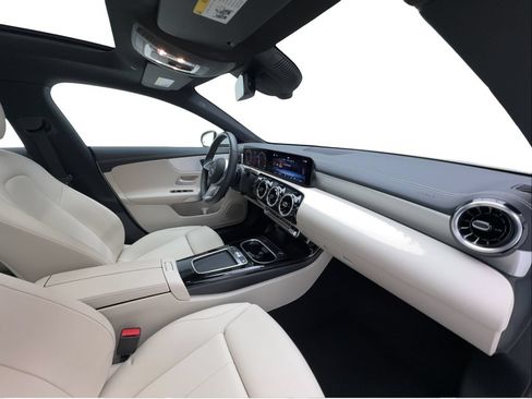 Used 2025 Mercedes-Benz CLA 250 image 31