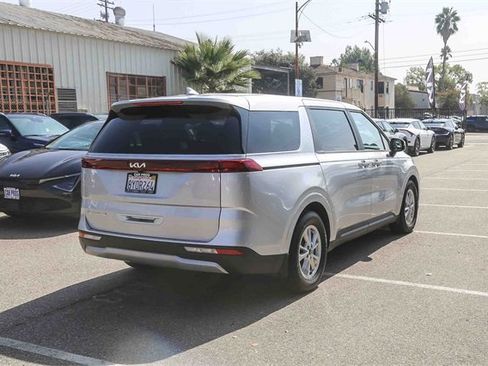 Certified 2022 Kia Carnival LX image 10