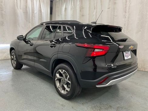 Used 2025 Chevrolet Trax LT w/ LT Convenience Package FWD image 5