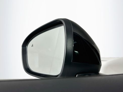 Used 2025 Nissan Kicks SV AWD/4WD image 16