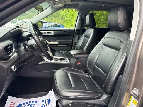 Used 2021 Ford Explorer XLT w/ Equipment Group 202A AWD/4WD image 13