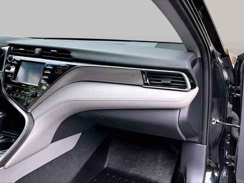 Used 2020 Toyota Camry SE FWD image 18