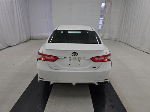 Used 2020 Toyota Camry SE FWD image 5
