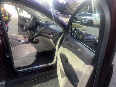 Used 2017 Lincoln MKC Reserve image 15