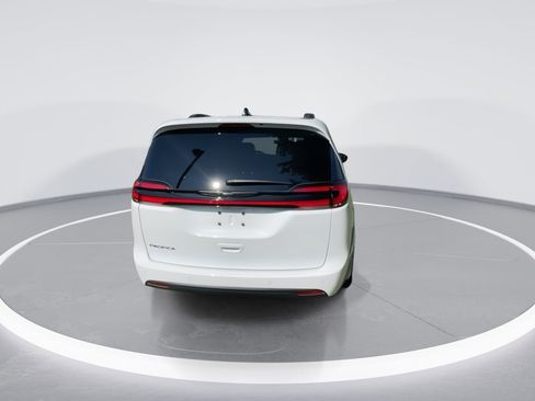 Used 2024 Chrysler Pacifica Touring-L w/ S Appearance Package image 17
