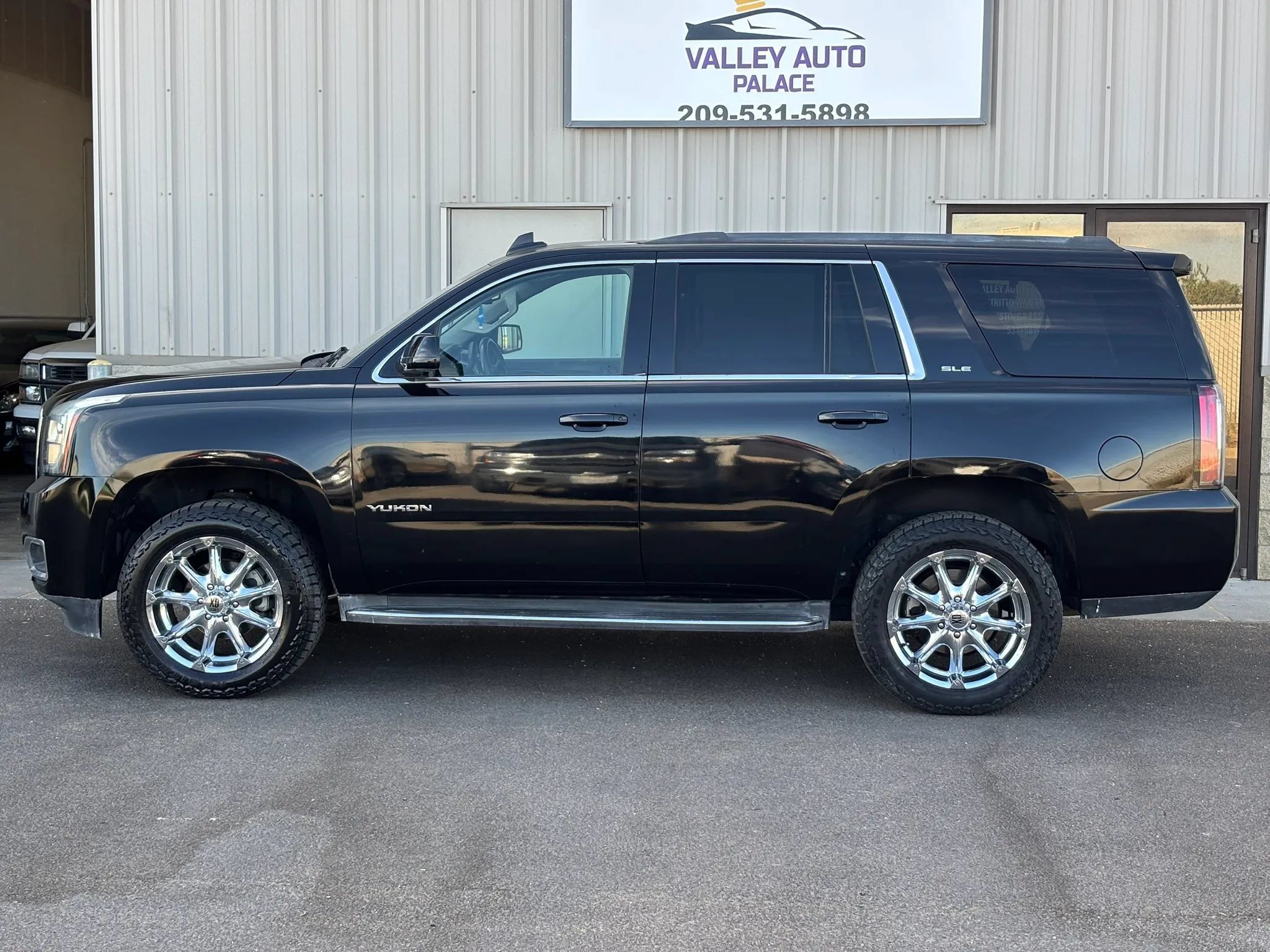 Used 2016 GMC Yukon SLE w/ HD Trailering Package AWD/4WD image 6