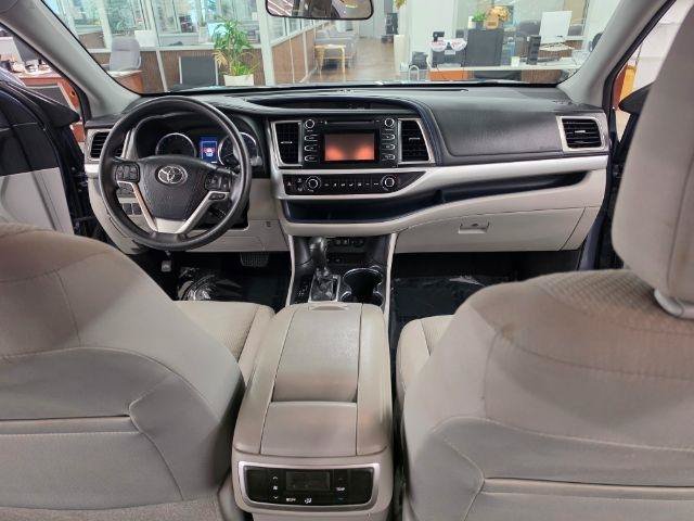 Used 2018 Toyota Highlander LE w/ Carpet Mat Package (TMS) FWD image 10