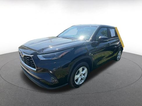 Used 2025 Toyota Highlander LE image 10