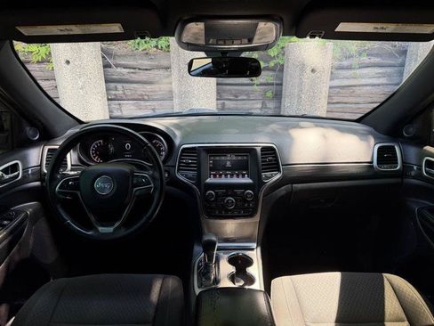 Used 2019 Jeep Grand Cherokee Laredo RWD image 10