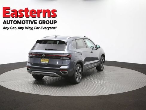 Used 2025 Volkswagen Taos SE AWD/4WD image 38