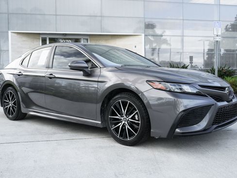 Used 2021 Toyota Camry SE image 4