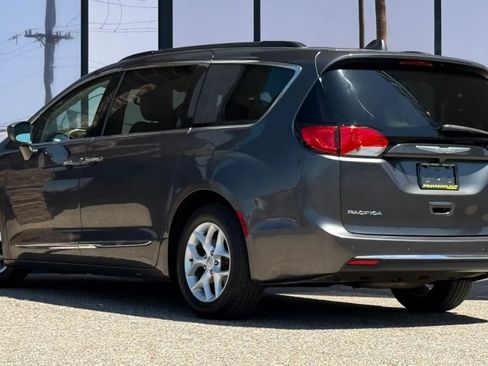 Used 2017 Chrysler Pacifica Touring-L w/ Tire & Wheel Group FWD image 7