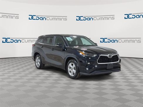 Used 2024 Toyota Highlander LE image 2