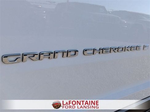 Used 2023 Jeep Grand Cherokee L Laredo image 10