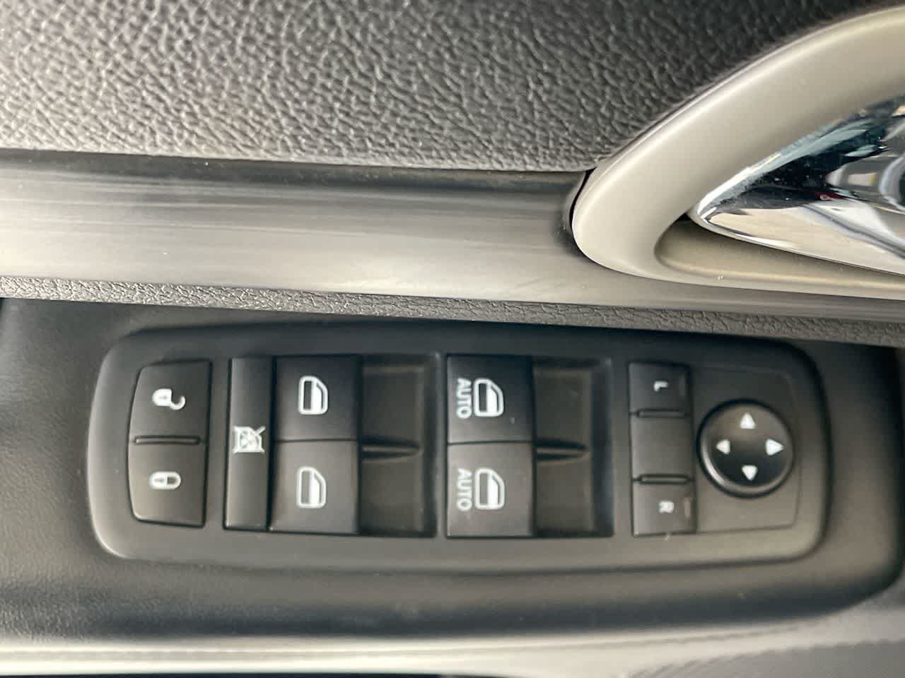 Used 2020 Jeep Grand Cherokee Laredo AWD/4WD image 13
