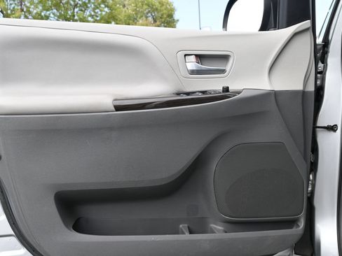 Used 2019 Toyota Sienna XLE FWD image 18