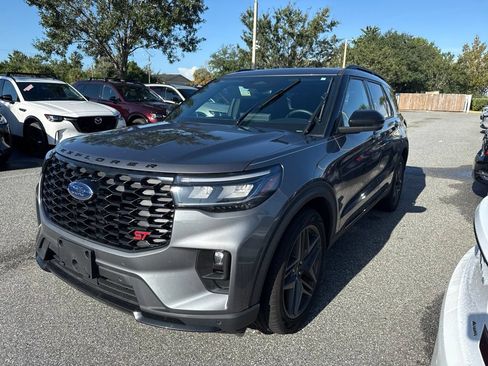 Used 2025 Ford Explorer ST AWD/4WD image 2