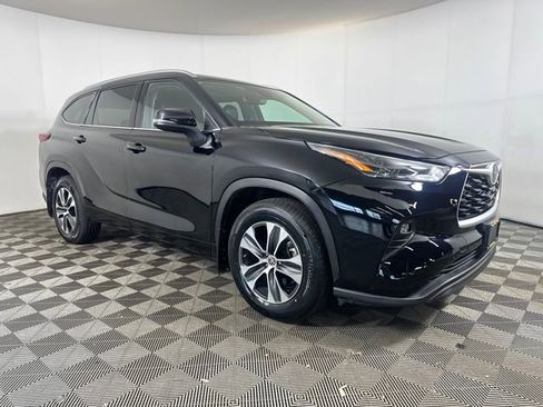 Used 2022 Toyota Highlander XLE image 2