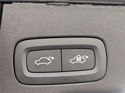 Used 2022 Volvo XC60 B5 Momentum image 29