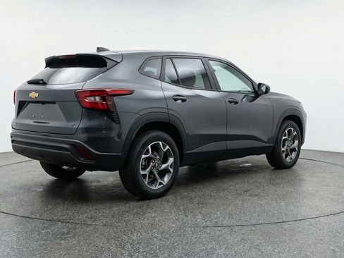 Used 2025 Chevrolet Trax LT w/ LT Convenience Package image 9