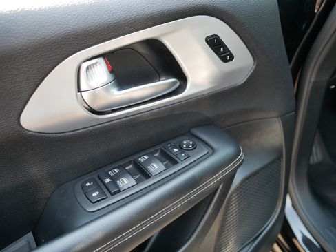 Used 2025 Chrysler Pacifica Limited FWD image 19