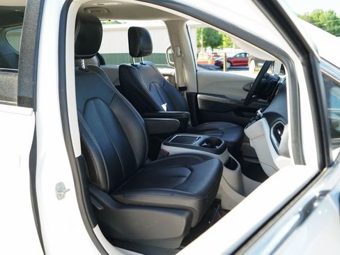 Used 2024 Chrysler Pacifica Touring-L image 13