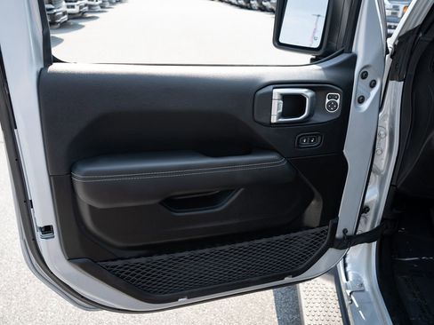Used 2023 Jeep Wrangler Unlimited Sahara w/ Cold Weather Group AWD/4WD image 16