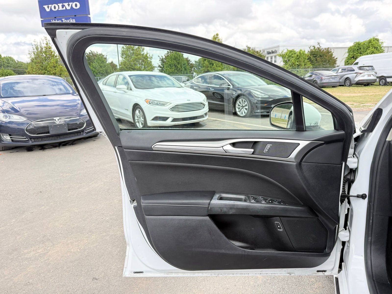 Used 2019 Ford Fusion SE FWD image 12