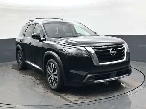 Used 2025 Nissan Pathfinder Platinum image 2