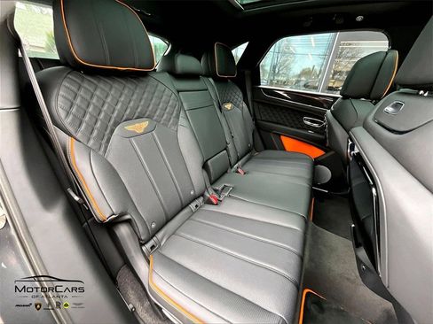 Used 2025 Bentley Bentayga image 24