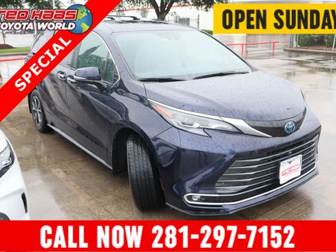 Used 2025 Toyota Sienna Platinum AWD/4WD image 1