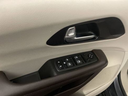 Used 2020 Chrysler Pacifica Touring w/ Advanced Safetytec Group image 17