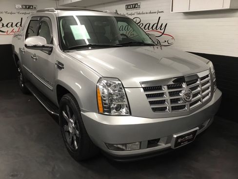 Used 2011 Cadillac Escalade EXT Luxury image 2