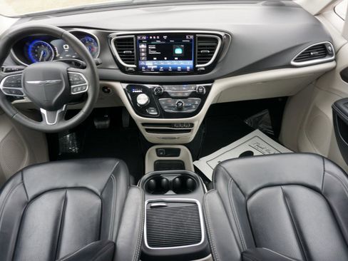 Used 2023 Chrysler Pacifica Touring-L image 10
