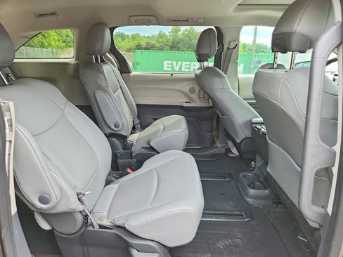 Used 2024 Toyota Sienna XLE AWD/4WD image 9