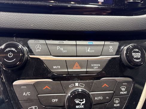 Used 2023 Chrysler Pacifica Touring-L image 21