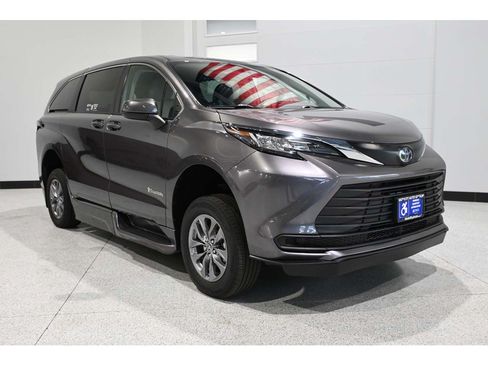 Used 2023 Toyota Sienna LE FWD image 3
