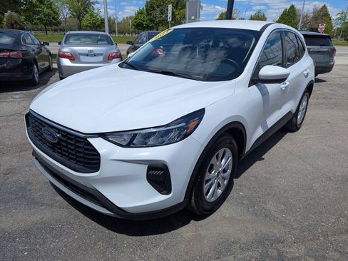 Used 2023 Ford Escape Active w/ Tech Pack #2 FWD image 3