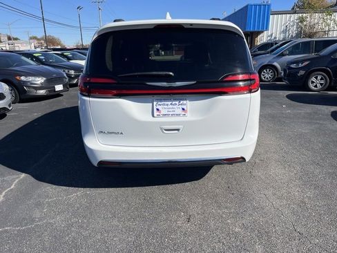 Used 2022 Chrysler Pacifica Touring-L image 7