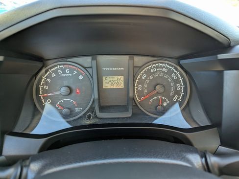 Used 2017 Toyota Tacoma SR image 17