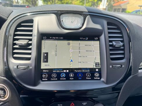 Used 2018 Chrysler 300 S w/ 300S Premium Group RWD image 40