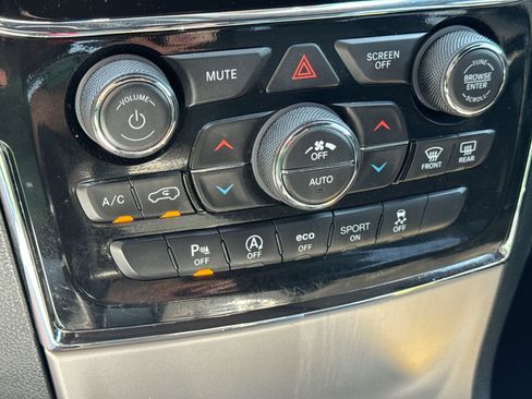 Used 2022 Jeep Grand Cherokee Laredo X RWD image 19