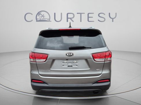 Used 2017 Kia Sorento FWD image 4