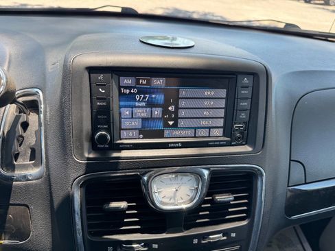 Used 2014 Chrysler Town & Country Touring FWD image 20