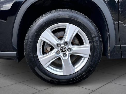 Used 2023 Toyota Highlander LE image 11