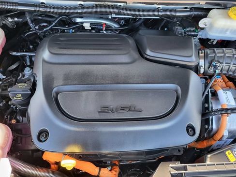 Certified 2024 Chrysler Pacifica Limited FWD image 25